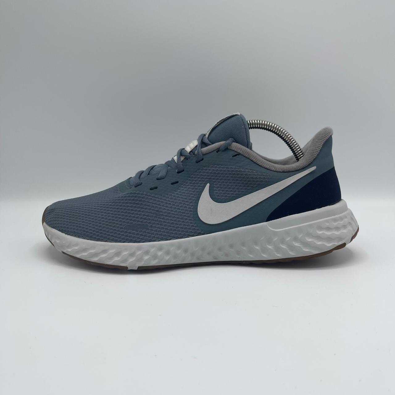 NIKE REVOLUTION 5