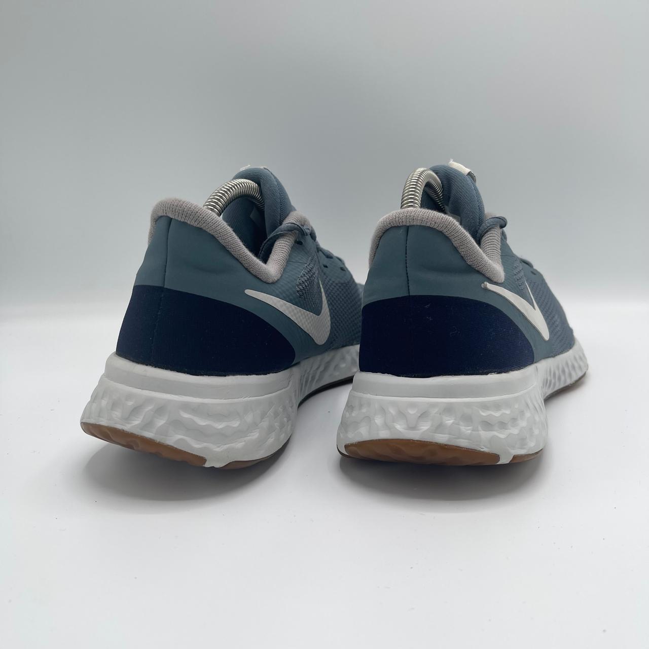 NIKE REVOLUTION 5