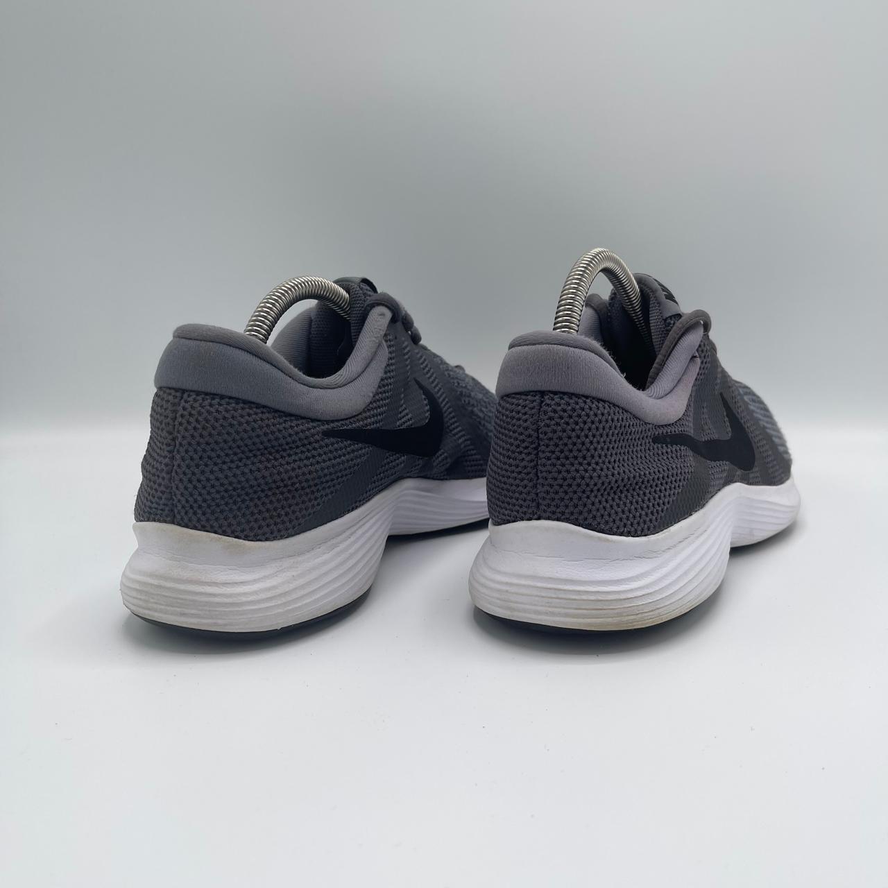 NIKE REVOLUTION 4