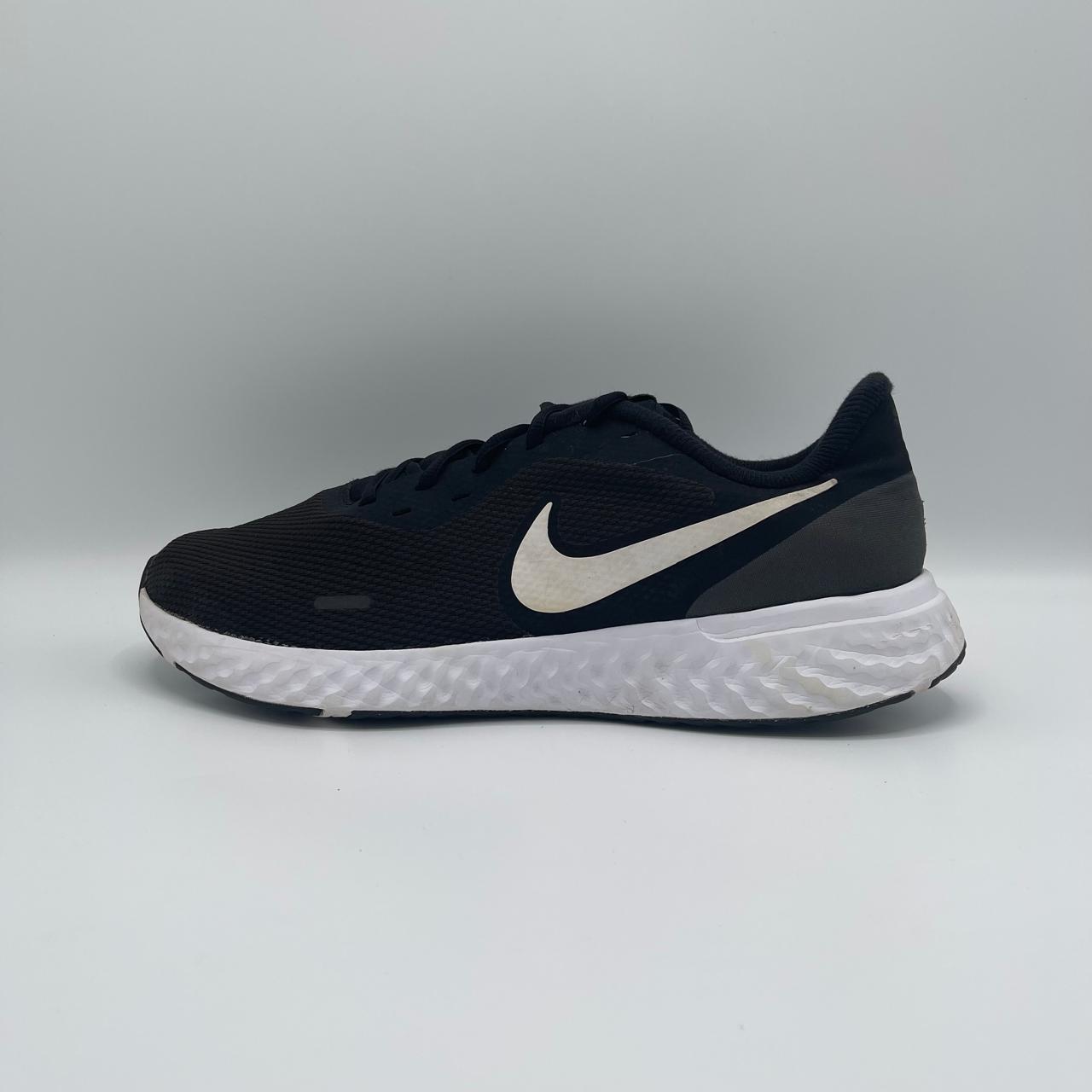 NIKE REVOLUTION 5