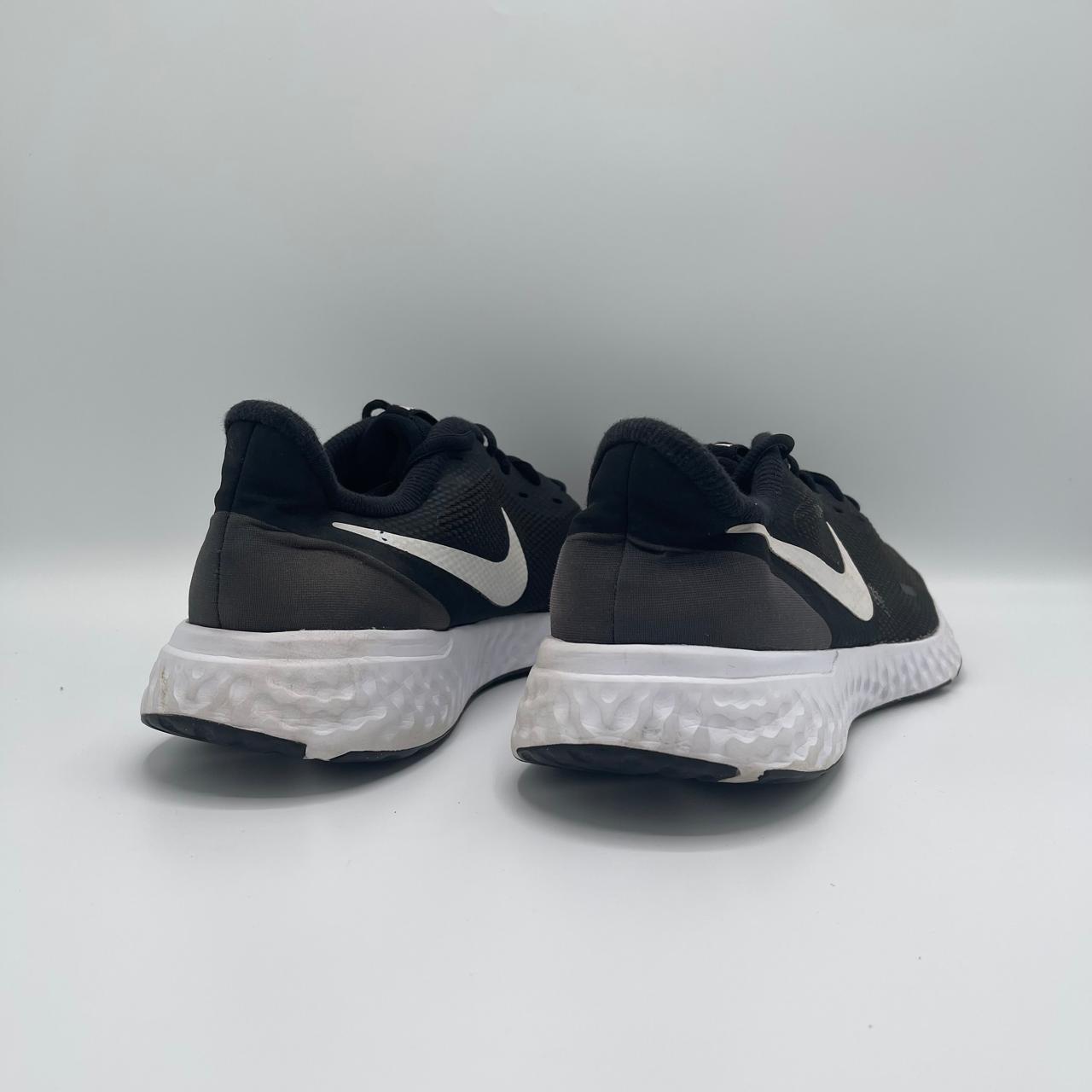 NIKE REVOLUTION 5